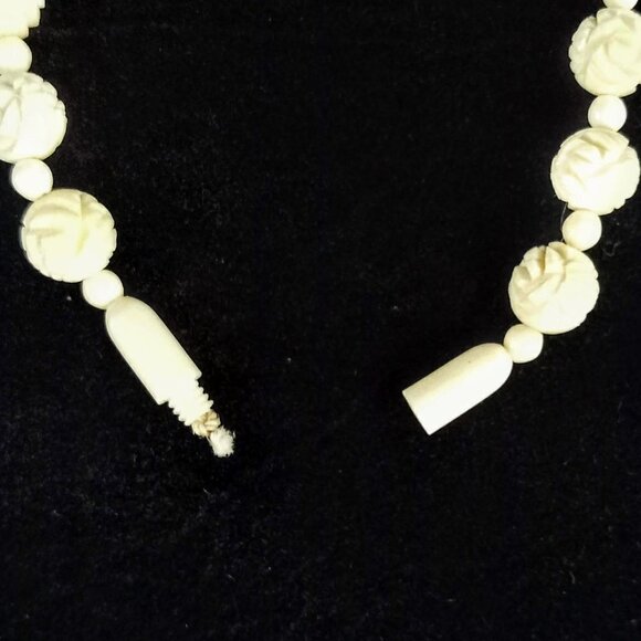 Vintage Hand-Carved Cream Flower Bead Necklace - Picture 4 of 5